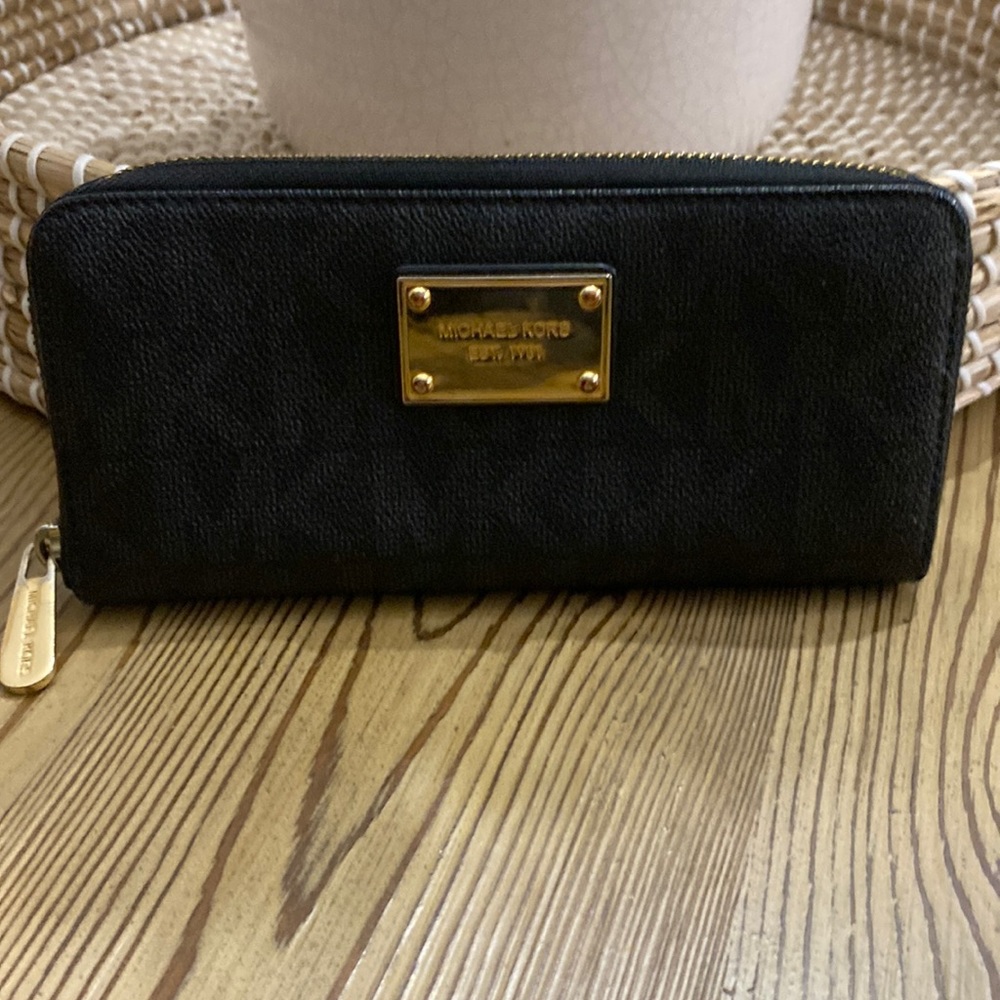 Michael kors wallet like new.